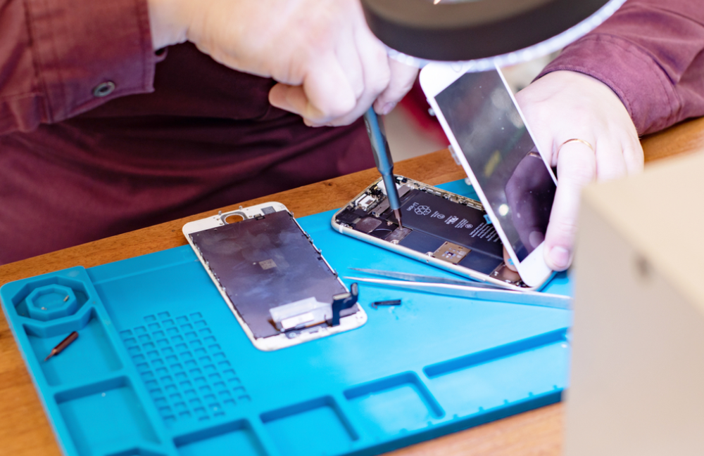 Facharbeiter wechselt Handy Display aus