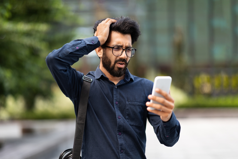 Frustrierter Mann wegen defektem Smartphone